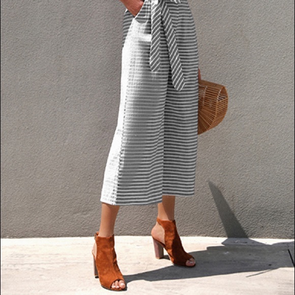 🍍 Women's Cold Shoulder Striped Jumpsuit - Picture 5 of 13